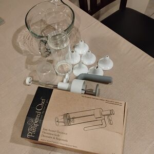 Pampered Chef Cake Decorater & Measuring Cup